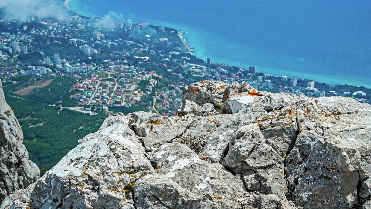    Вид на Ялту и Черное море с горы Ай-Петри© РИА Новости / Рамиль Ситдиков