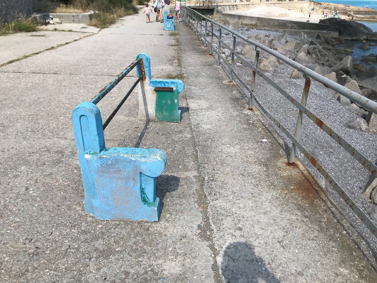 Две скамейки с бетонными боковинами 