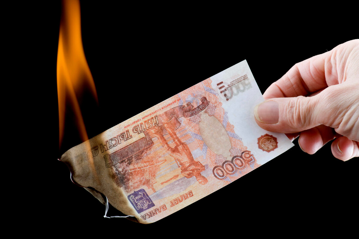 Деньги обесцениваются даже в банках? Фото: cnbcfm.com