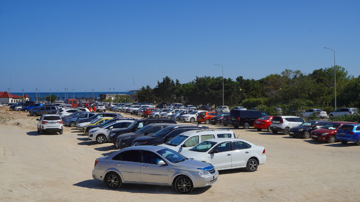 Автостоянка у парка Победы