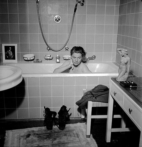 А это фотограф Vogue Миллер купается в ванне Гитлера.