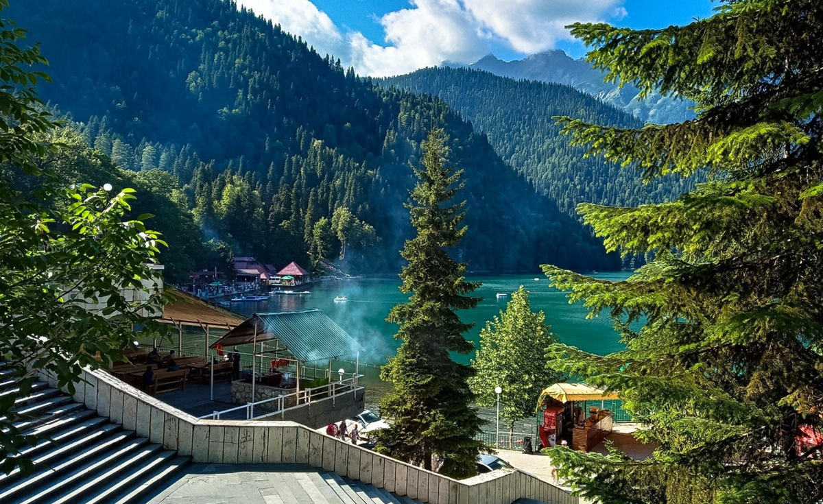 Вилла аквавизи 4 абхазия гагра. Отель грифон новый афон. Отели в горах абхазии. Гостиница на озере рица абхазия. Гора царя баграта гостиница абхазия.