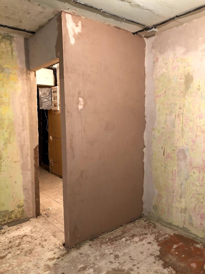 Обмазывание стен раствором возле коридора. 