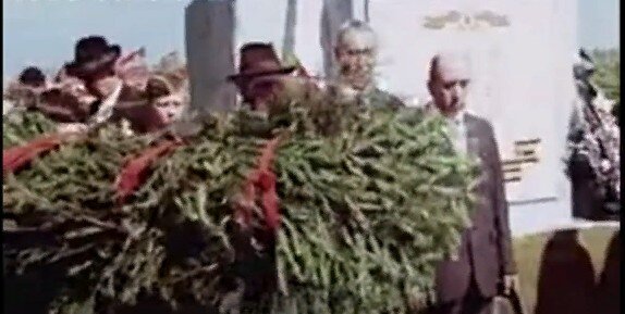 Ветераны и школьники. Кадр из фильма 1983 года про каракитанцев