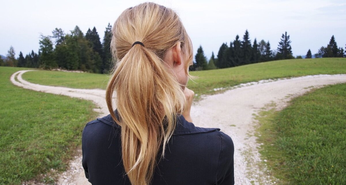 — Когда я попала в больницу, приехал Владимир! — она зарыдала. — Он приехал, чтобы сделать мне предложение. Он всё обдумал и вернулся за мной. А я дура! Я уже замужем! —