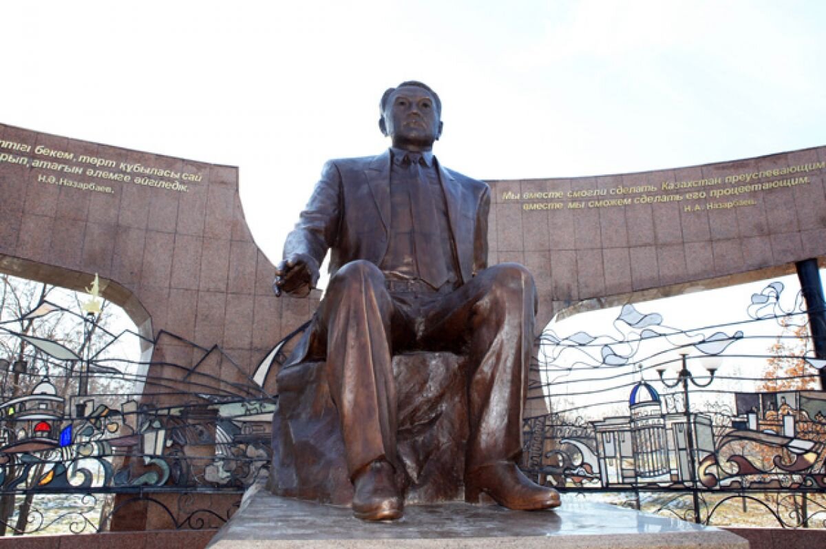    Монументально-скульптурная композиция «Казахстан». В центре — памятник Нурсултану Назарбаеву.