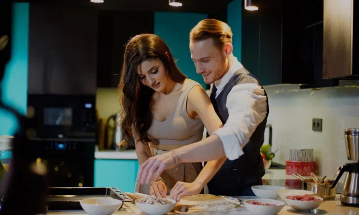 Кадр из сериала "Постучись в мою дверь" (2020)  