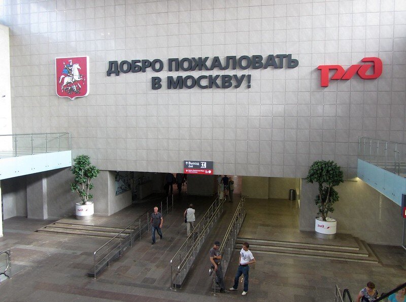 Ранее я писала, что закончила Тамбовский университет  им.Державина(ранее назывался Тамбовский филиал Московского института культуры).Распределение получила в Воронеж , в одно из учреждений культуры.Незаметно прошли 9 лет работы там ,и работа мне нравилась.Но все чаще и чаще стала задумываться о том, что зарабатываю там "копейки".А так хотелось быть материально независимой.В то время была еще жива моя бабушка, которая особенно выделяла меня из всех внуков.Возможно потому, что я ее первая внучка.Она и обратилась за содействием к своей дочери-моей тете  которая уже много лет жила в столице.Я уволись с работы и переехала из Воронежа в Москву.Складывалось у меня там все непросто.Вы сами знаете, нас приезжих там не очень то ждут.Мне было особенно тяжело.Избалованная кисейная барышня, которая расстраивалась , если к ней обращались повышенным тоном.Но тем не менее, пришлось подстраиваться под новую жизнь.Тетя помогла устроиться на один из ведущих мясоперерабатывающих заводов . График был не очень хороший:неделю-в день, неделю-во вторую смену, неделя-в ночь.Получив первую зарплату, была очень удивлена:по сравнению с прошлой,  эта была в три раза больше.Все бы ничего, да на этом заводе приветствовалась только московская прописка, каковой у меня не было.В Москве много лет жил мамин родной дядя.Он был женат не один раз, но детей Бог не дал.Когда я приехала в Москву, моя тетя, деликатно наводила его на мысль, что хорошо бы было, кому-нибудь из своих, оставить квартиры.У него было две однушки:одну он получил сам, другая ему досталась от предыдущей жены, послее ее смерти.За два года моего пребывания он "дозрел".Пригласил меня на беседу и добровольно предложил прописать меня в квартире.Я была в эйфории.Сходили к нотариусу.Составили договор , что после его смерти, квартира и все, что в ней находится, переходит ко мне.Я всегда верила в порядочность людей, поэтому больше ничего не стала предпринимать.А надо было, как потом подсказали умные люди, составить договор "купли-продажи", чтобы уж быть уверенной, что это было бы твоим .А пока мы договорились полюбовно, что я буду приезжать к нему раза два в неделю.Сделать уборку, постирать, погладить, приготовить вкусненькое.Надо отметить, что все эти дела, дед умел делать не хуже любой женщины Он был очень деловым Хозяйственным, любил и соблюдал чистоту, готовил вкусно.Просто, конечно хотелось ему заботы о себе.Привозила я ему и половину платы за квартиру и коммунальные платежы.Если б была похитрее, надо было оформлять эти платежи документально.Каждый раз приезжая к нему, меня видела женщина -консьержка, которая , впоследствие на суде  этот факт отрицала.К чему я все это?Эта идиллия продлилась два года, ровно до того момента  .когда мой родственник поехал в санаторий .Приехал оттуда с "молодухой", родом со Свердловска.Быстренько с ней сочетался узами брака, о чем, нас , родственников поставил перед фактом..'Молодая" жена вселилась в квартиру, на правах законной супруги.Я по-прежнему приезжала.В один из приездов, мне было предложено выписаться из квартиры.Так как "молодые" собрались  продать эту и другую квартиру и купить двушку.Я честно пошла в ЖЭК выписываться.Думаю:"это не мной заработана квартира и нечего сопротивляться".Но там сотрудница меня отговорила.Да и тетя говорит:"Почему ты должна  потакать посторонней даме, ты то хоть -родственница".Зря я поддалась всем уговорам.Не мое и не мое.За 4 года судов я истрепала все нервы.Наняла я адвоката, которую не допустили на решающее заседание, по причине того, что она забыла взять на заседание адвокатское удостоверение.Консьержка поведала суду   что никогда меня не видела, хотя всегда со мной здоровалась, когда я приезжала.В итоге  меня выписали по суду.Но в паспорте , пока я не сменила его в 45 лет , стоял штамп о московской прописке.Вот вам и мораль:на "на чужой каравай, рот не разевай'.После того, как суд выиграл мой родственник, который сроду ничем серьезным не болел, умер.Я в это время была на отдыхе.Его жена позвонила моей маме и сказала  о том, что она сделала все , что ей нужно было.Говорит:"забирайте его и хороните".Мы похоронами не занимались, так никто из родственников не знает, где он похоронен.Мне время от времени снится с виноватым лицом.А я мысленно желаю ему Царствия небесного и пресветлого рая.На этом моя история , как я была москвичкой, заканчивается.Если для кого-то будет интересной и поучительной, буду только рада.