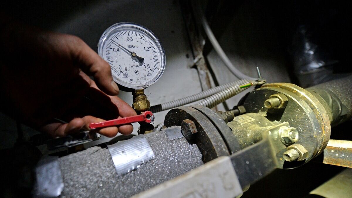    Запуск отопления в тепловом узле подвала жилого дома© РИА Новости / Павел Лисицын