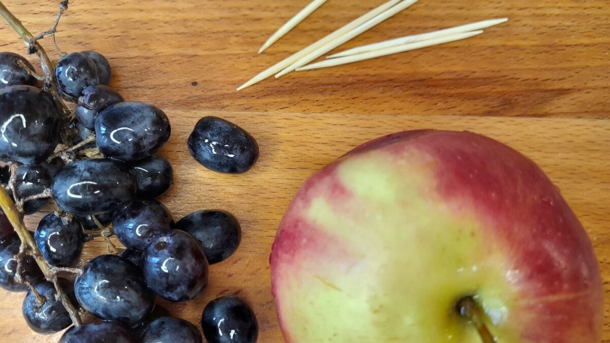 Что понадобилось: яблоко, виноград, зубочистки
