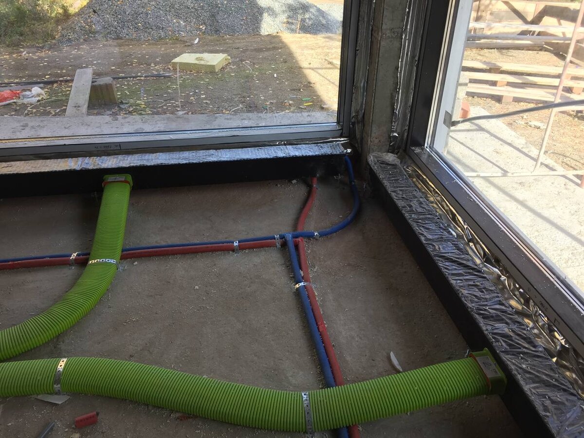 Приточный воздух в гостиную с остеклением в пол подается через внутрипольные конвекторы