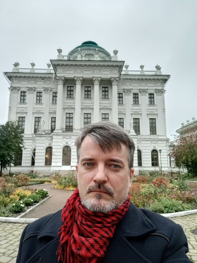 Ваш покорный слуга во дворе Дома Пашкова. Неудачное фото автора ))