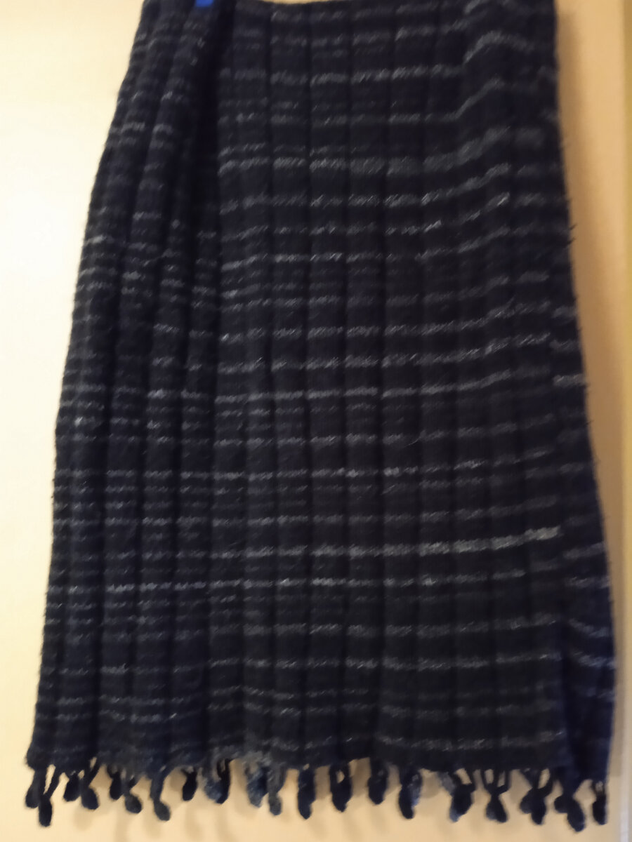 Юбочка связана спицами. 