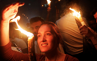 Температура Благодатного огня в первые минуты после его схождения составляет около 40 градусов Цельсия, поэтому им можно умываться и он не обжигает