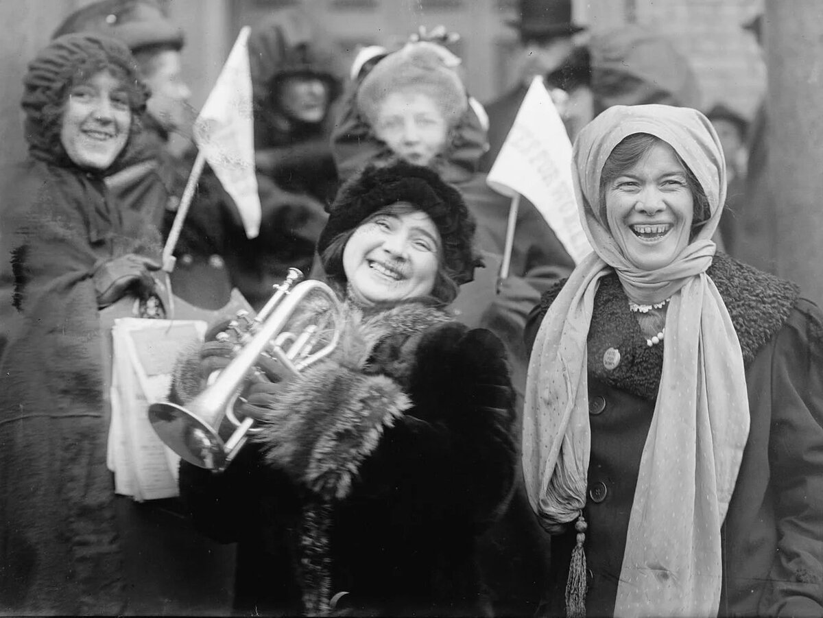 Советские женщины. Советские женщины на демонстрации. Первый Международный женский день. Международный женский день СССР.