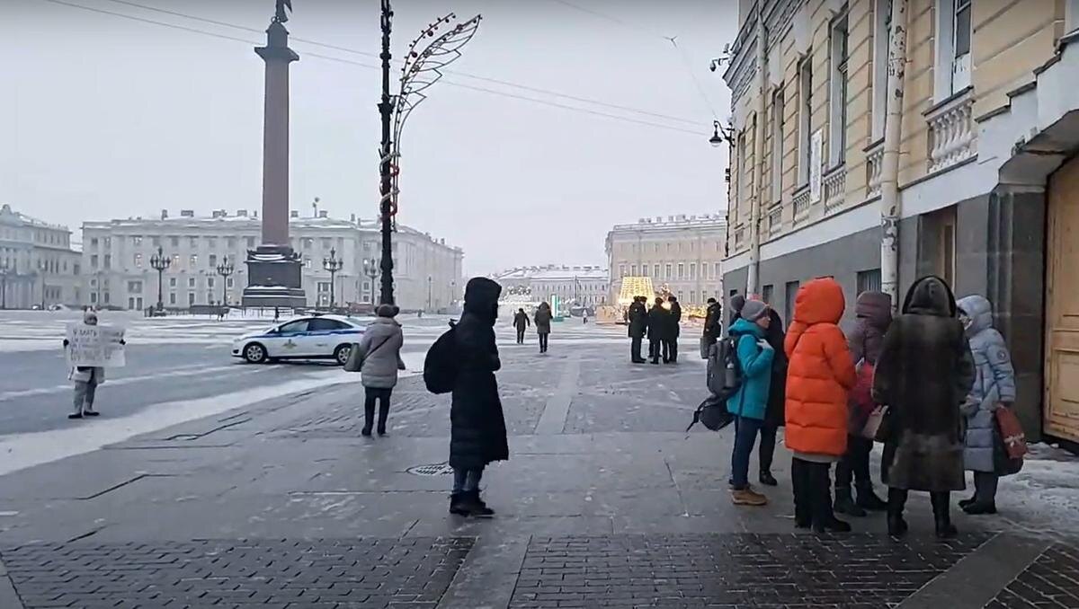 Женщины у дверей штаба ЗВО. Одна из них с плакатом. Кадр из трансляции «Совета матерей и жён»