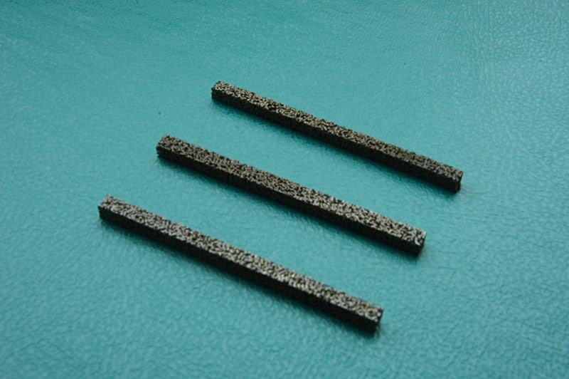 На фото: образцы сплава для медицинских имплантов.