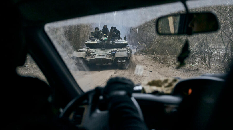 Украинский танк в Луганской области на пути к линии фронта: 
войска захваченной страны могут лишь с трудом оборонять свои позиции на востоке © dpa