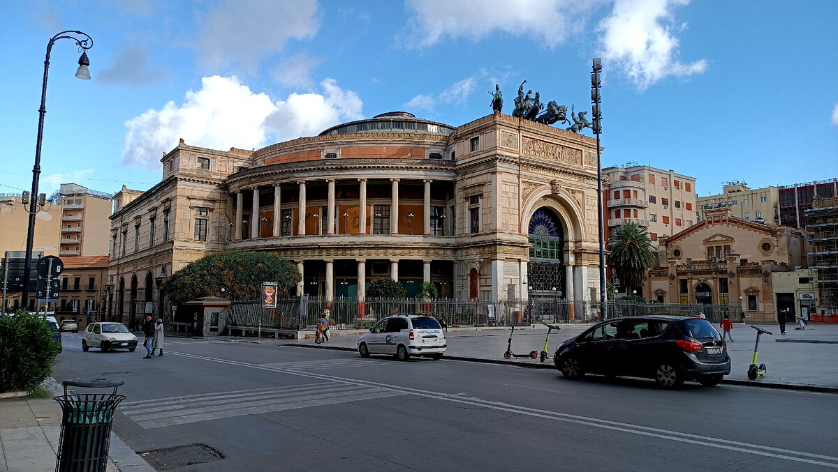 Площадь и театр Политеама. На самом деле здесь друг напротив друга находятся две большие площади - Пьяцца Кастельнуово и Пьяцца Руджеро Сеттимо. Вместе они образуют единое городское пространство, но обычно его называют Пьяцца Политеама, благодаря театру Политеама 