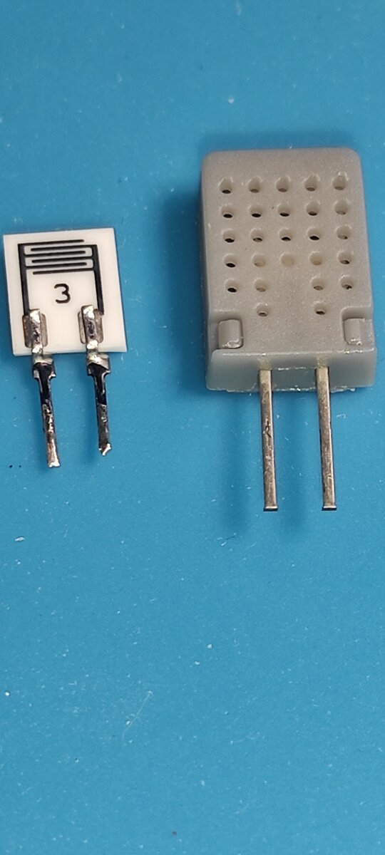 Слева датчик который стоял в станции справа купленный.