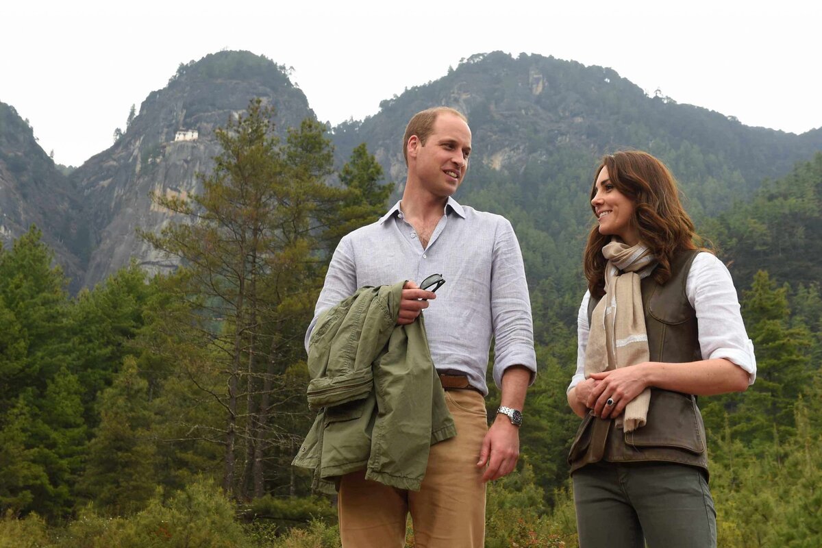 Кейт и Уильям в горах на фоне монастыря. Уильям и Кейт в сапогах. Two tours