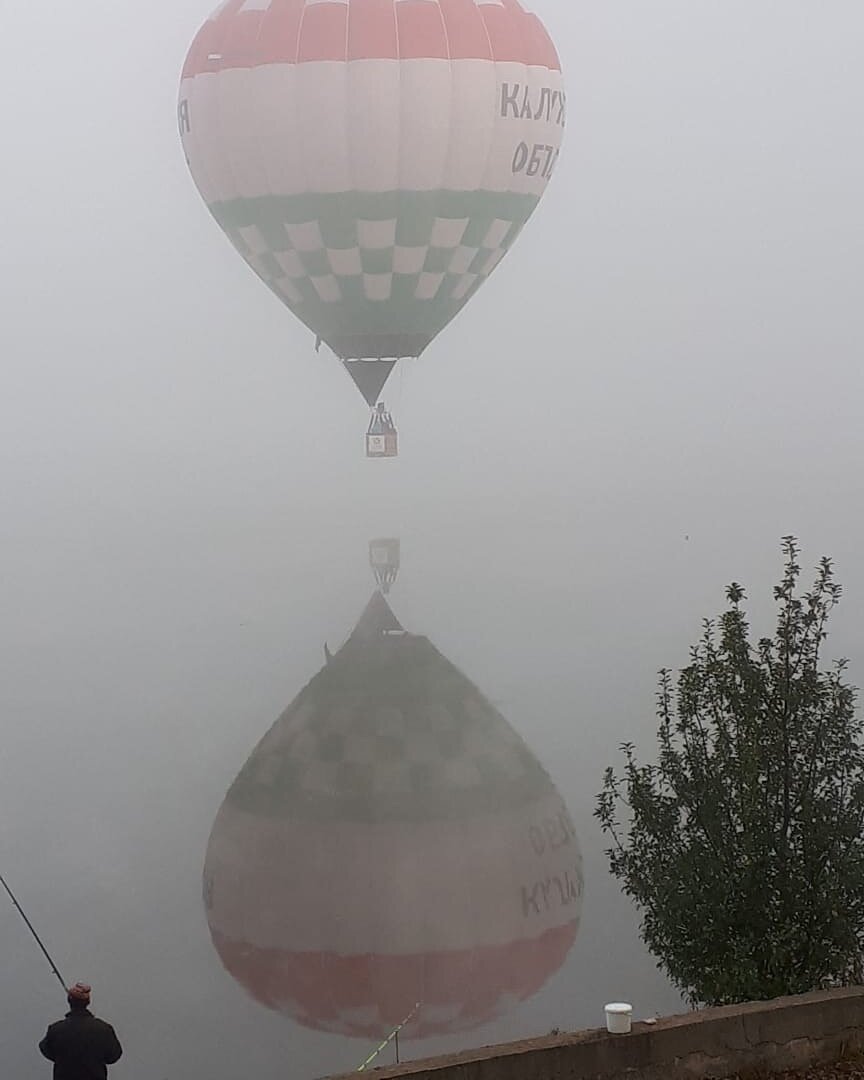Воздушный шар над водохранилищем