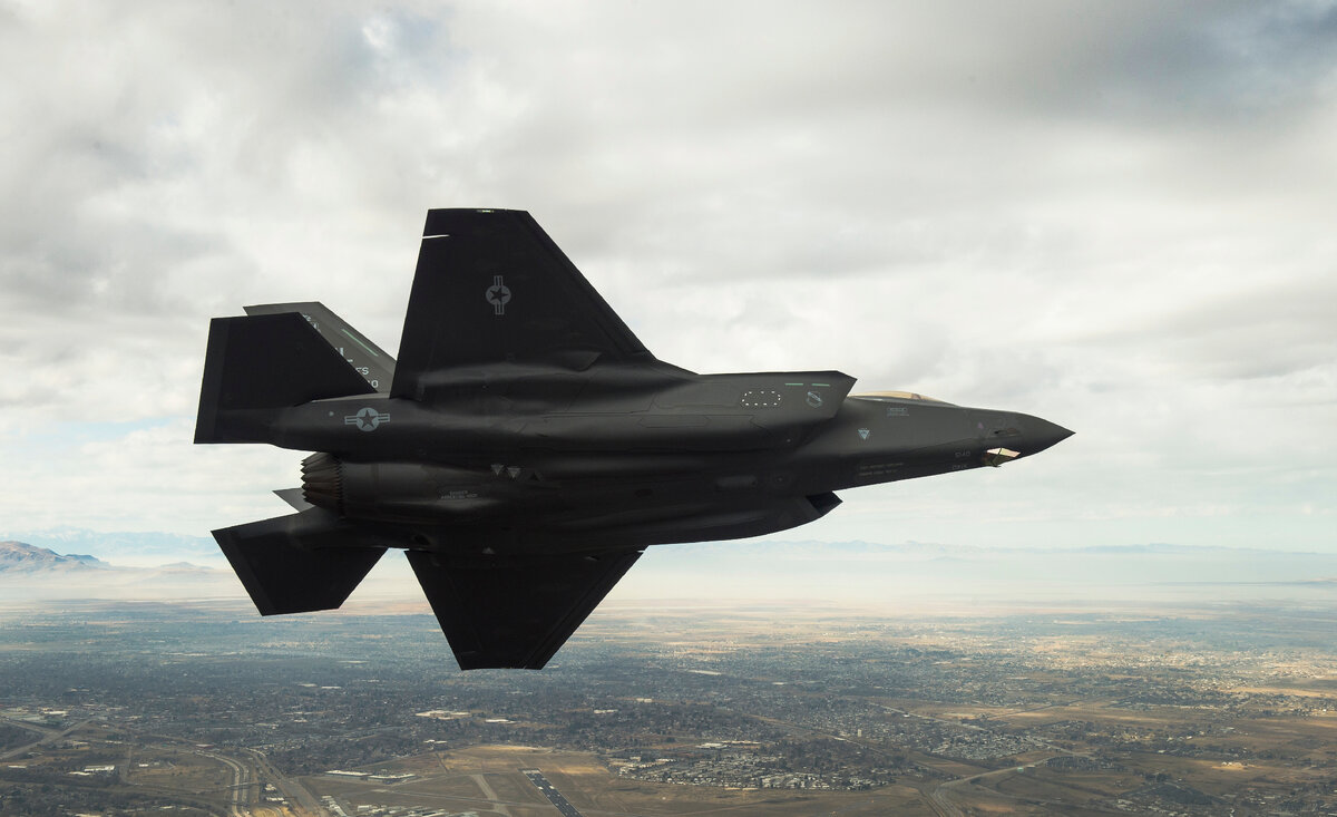 F-35A из состава 4-й истребительной авиаэскадрильи ВВС США (U.S. Air Force photo by Staff Sgt. Andrew Lee)