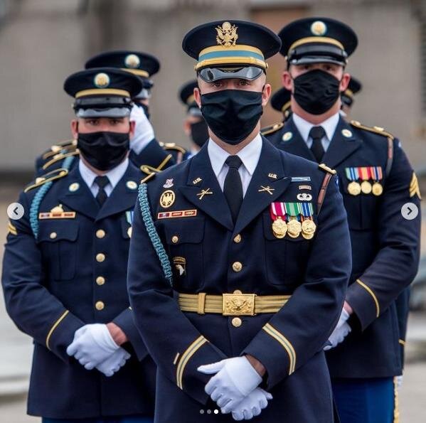 Идея плетения браслетов заимствована у аксельбантов американской армии.  Источник изображения - аккаунт в Инстаграм Армии США IG: @usarmy