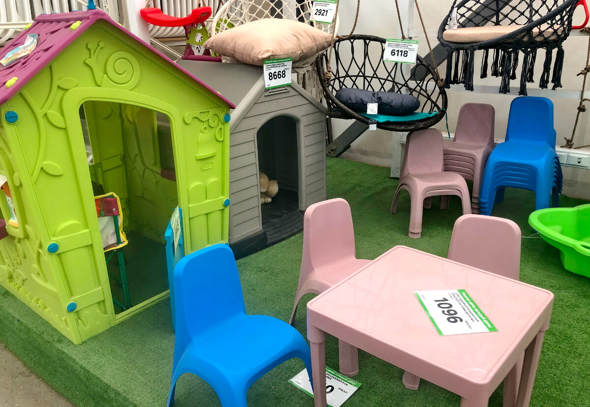 Детский ассортимент для дачи в Леруа Мерлен. Странно, но в самой серединке пристроилась серая пластмассовая собачья будка. Фото автора статьи.