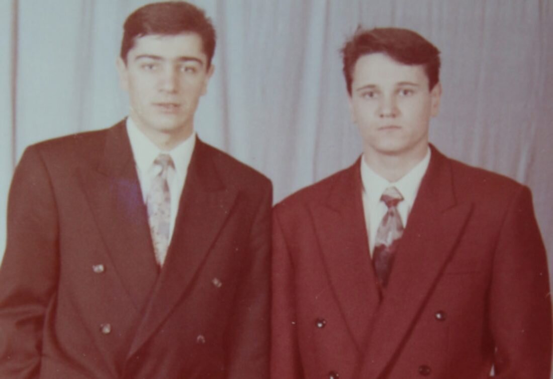 Всего год разницы между братьями.