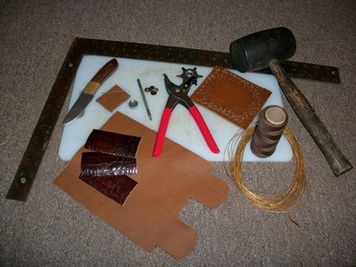 В порядке слева направо, как показано на фото, вам понадобятся следующие инструменты: