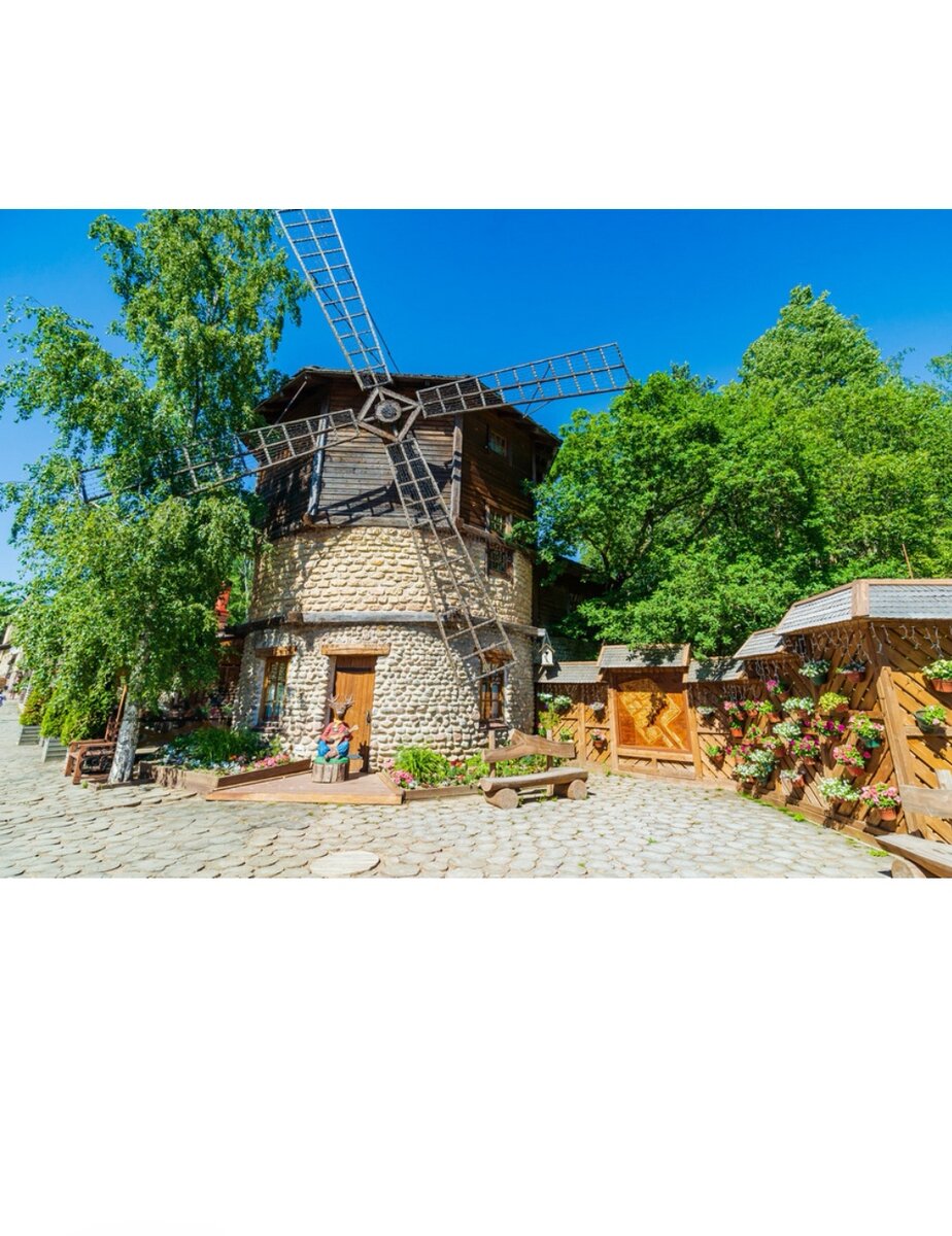 Приморское ш., 41 км, Санкт-Петербург, 197739.  👣       После изнурительной жары, Питер наконец-то вздохнул с облегчением. Можно неспешно гулять по набережным, ловить интересные кадры и просто наслаждаться жизнью. А можно уехать за город и остановиться в одном из курортных отелей. Выбрать именно то, что интересно вам. Об одном из таких отелей я и хочу вам сегодня рассказать. 