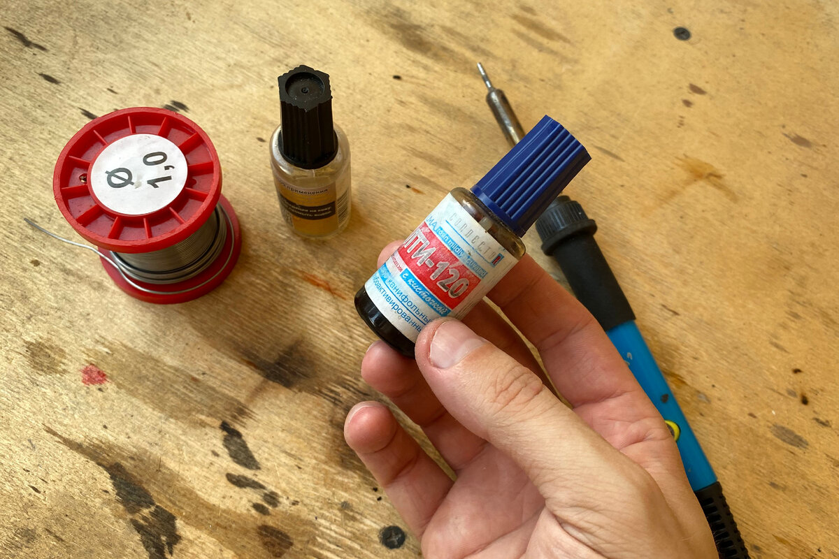 Флюс с кисточкой в крышке.