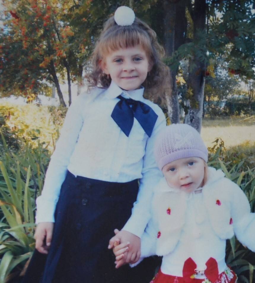 Несколько лет назад. 1 сентября Верочка провожает Танюшу в Мазейскую школу.