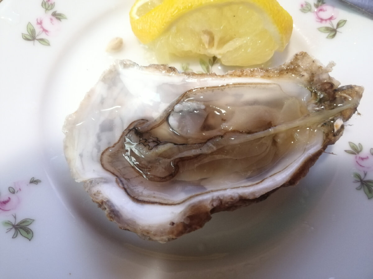 Можно лимончик с чаем, а можно с устрицей! Тоже вкусно и полезно!))) И чая уже не надо)