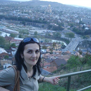 Нана на фоне родного,многонационального Тбилиси.Источник: я.