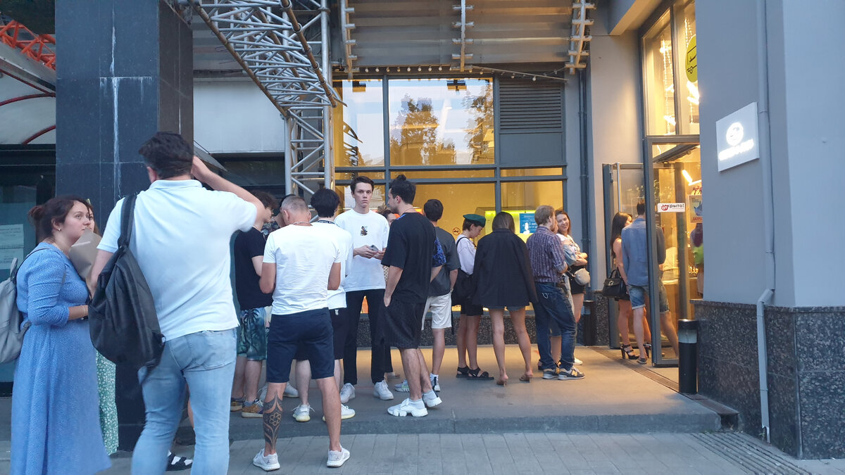 Очередь в "Старик и море" (авторское фото, июль 2021г.)