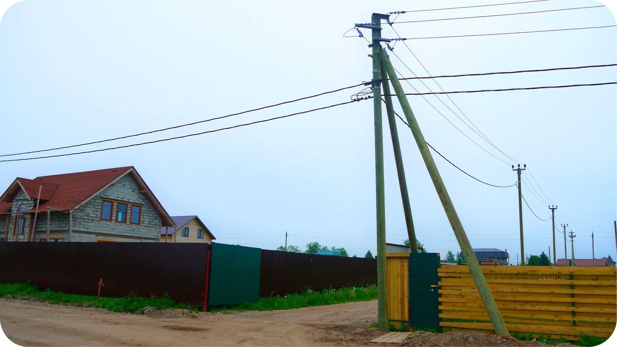 Столб линии электропередач на участке