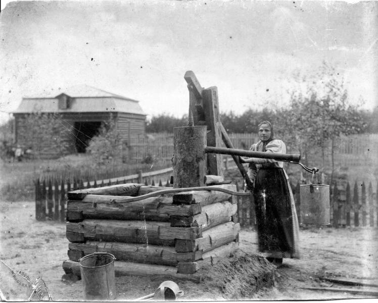 "Крестьянка у колодца" (Алексей Мазурин, 1910 - 1915 года, источник: портал Russianphoto).