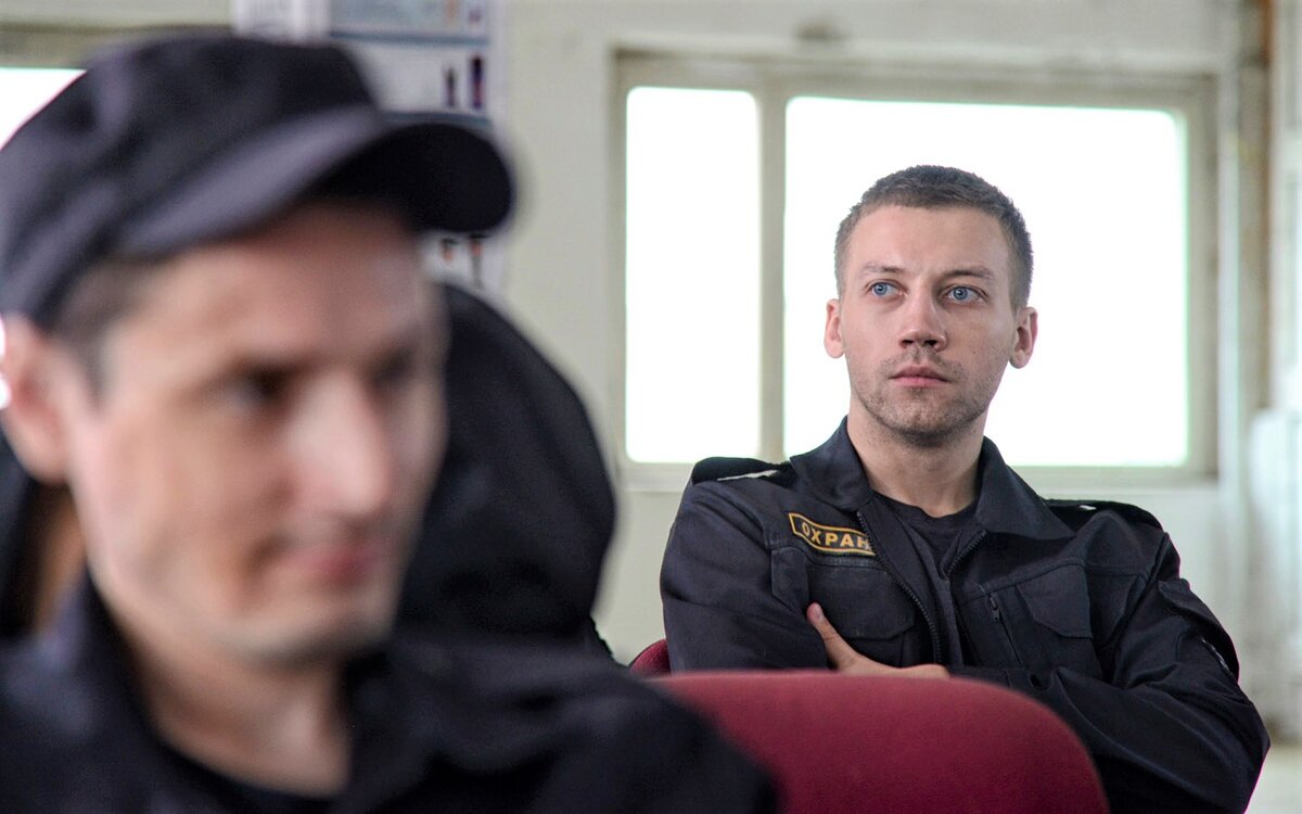Виктор пытается стать поэтом, но все видят в нем солдата. Кадр из к/ф «Большая поэзия».