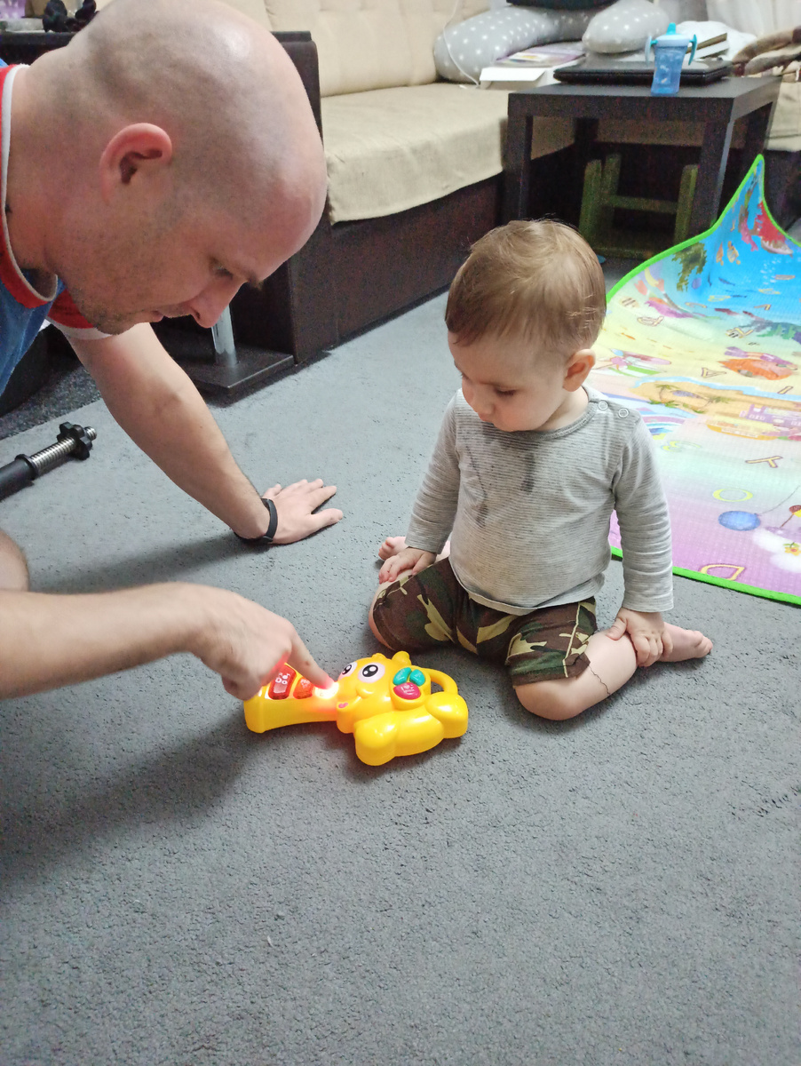 Изучают новую игрушку