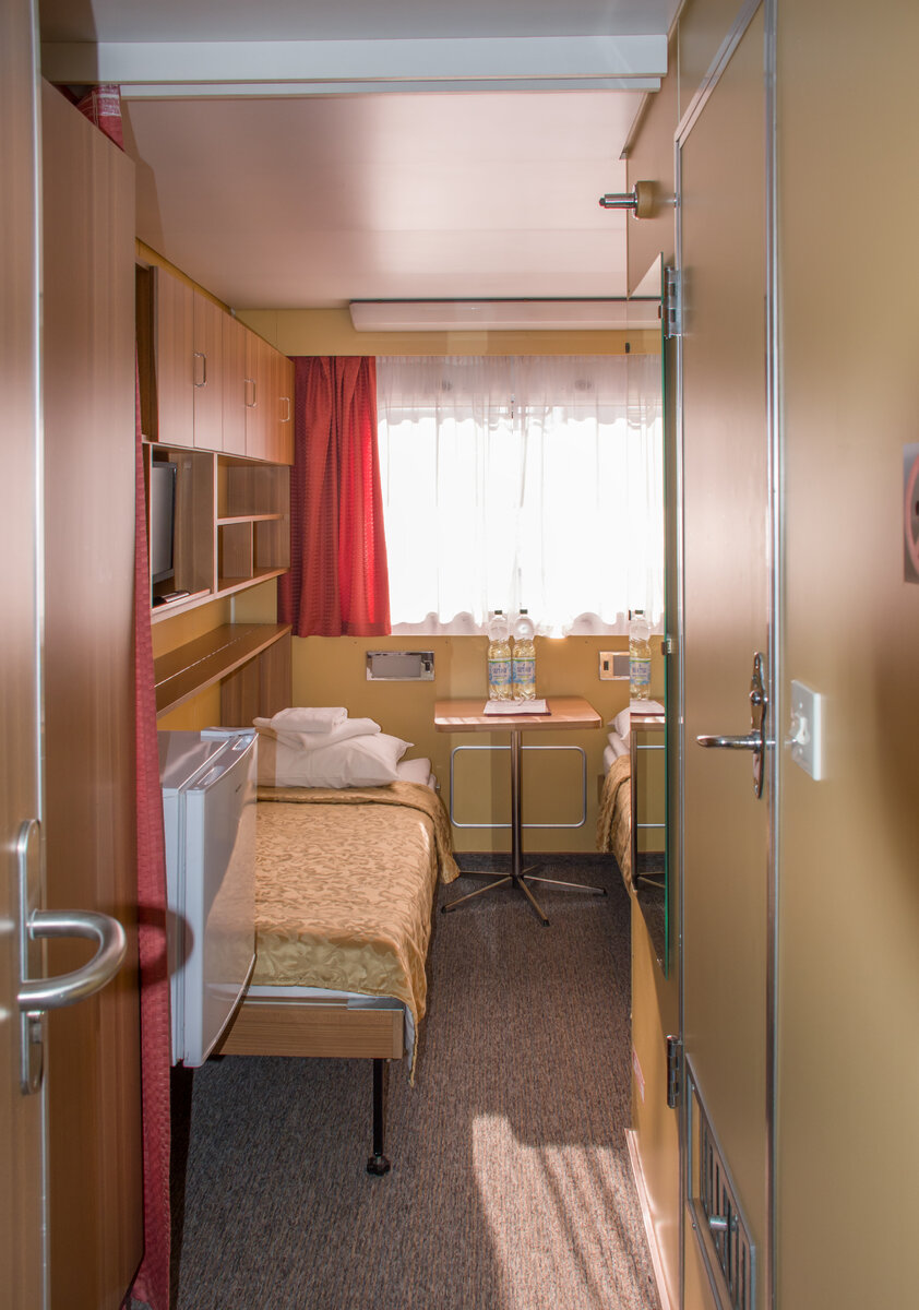 Вход в двухместную одноярусную каюту