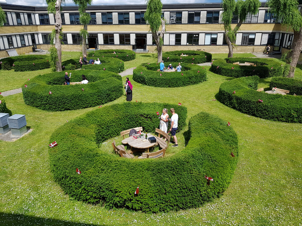 Наш школьный двор. За этими столиками ученики могут решать задачи во время уроков. 