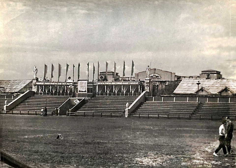  трибуны из деревянного бруска в виде лавочек