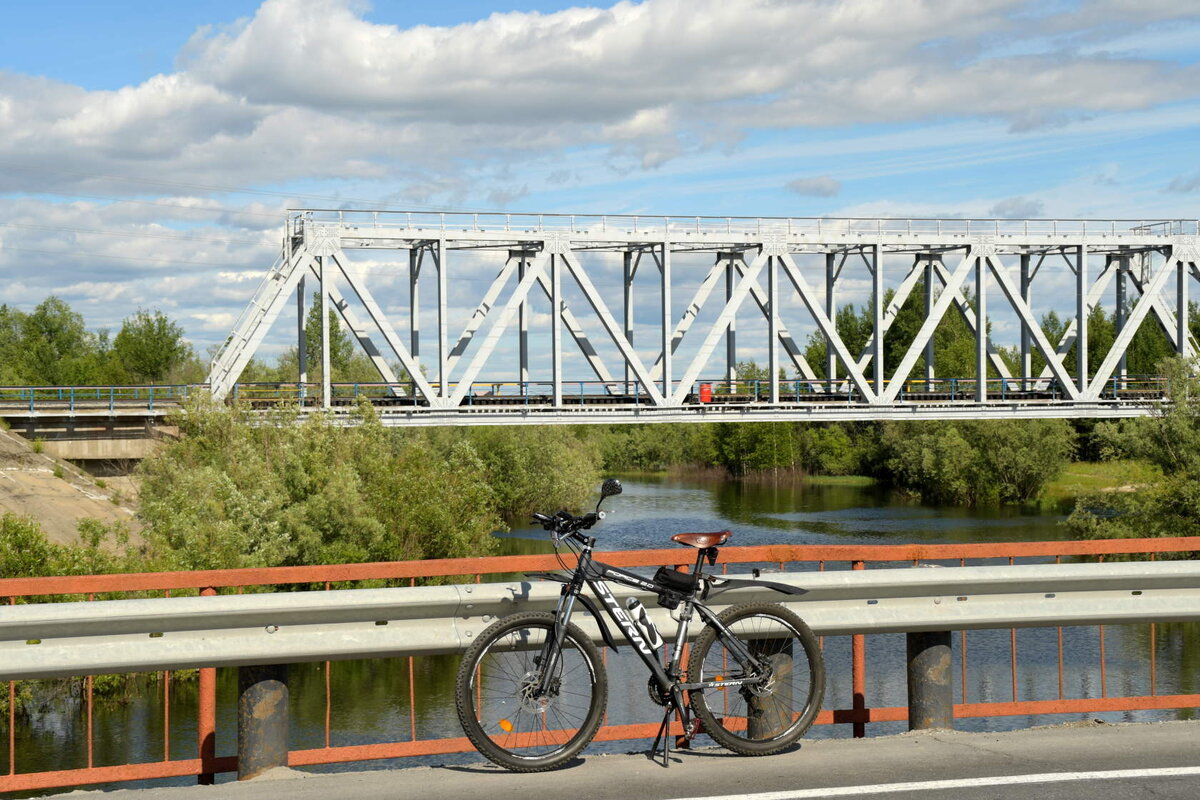 Мост автомобильный и железнодорожный через реку Урьевский ёган ("ёган" по хантыйски "река")