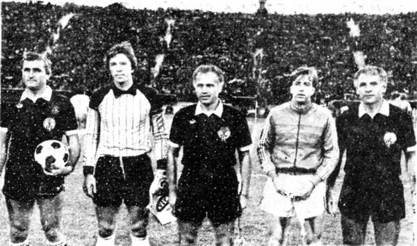Капитаны команд Михаил Бирюков и Вигар Давидсен с арбитрами матча перед началом встречи в Ленинграде / footballinussr.fmbb.ru