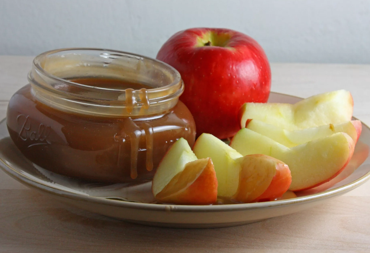 Блюда из яблок. Яблоки с медом. Продукты из яблок. Повидло блюда из яблок.