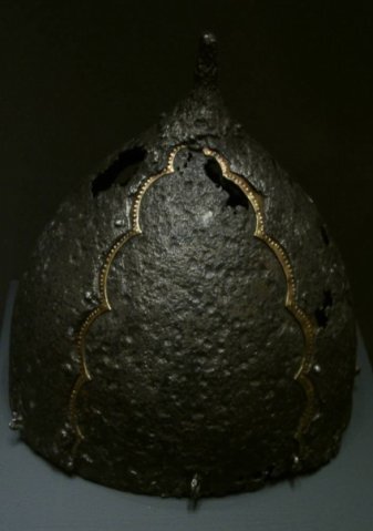 Шлем из Печа. Фото из венгерского музея Януса Патониуса. Другой ракурс