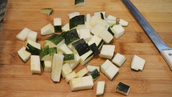 Молодые кабачки можно не чистить. Семечки удаляйте только крупные. Нарежьте овощ кубиком.