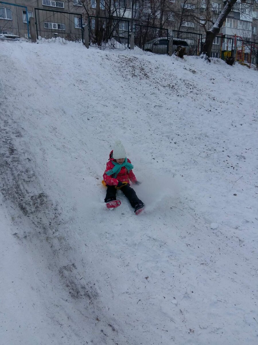 На ледянке с горки и ветерком!